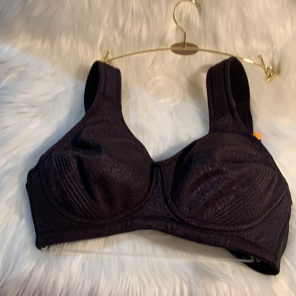 NWT ,black bra .size 40 B. Smoke and pets free house .